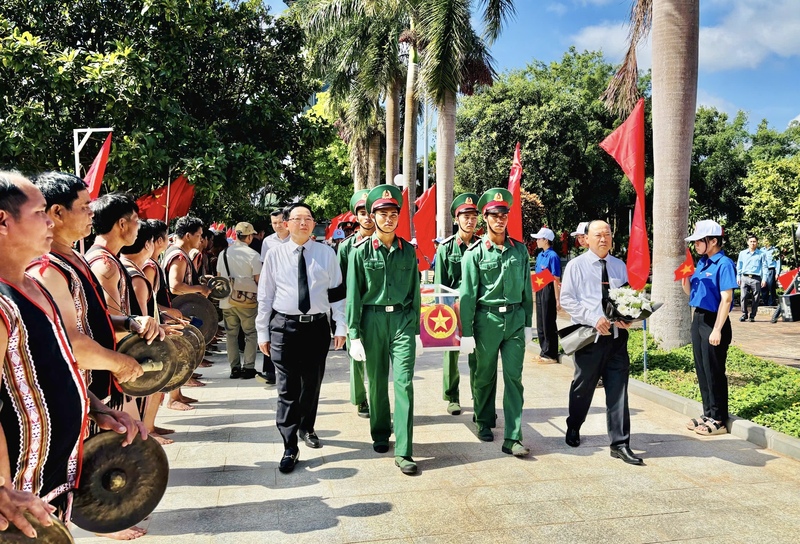 Phó Thủ tướng Hồ Quốc Dũng dự lễ truy điệu, an táng 18 hài cốt liệt sĩ quân tình nguyện hy sinh tại Campuchia - 1