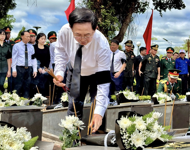 Phó Thủ tướng Hồ Quốc Dũng thắp hương tưởng niệm những người con ưu tú của dân tộc đã anh dũng hy sinh vì nghĩa vụ quốc tế cao cả. Ảnh: Ngọc Minh