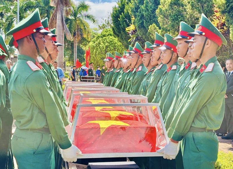 18 hài cốt liệt sĩ quân tình nguyện và chuyên gia Việt Nam hy sinh trên đất bạn Campuchia trở về an nghỉ trong lòng đất mẹ. Ảnh: Ngọc Minh