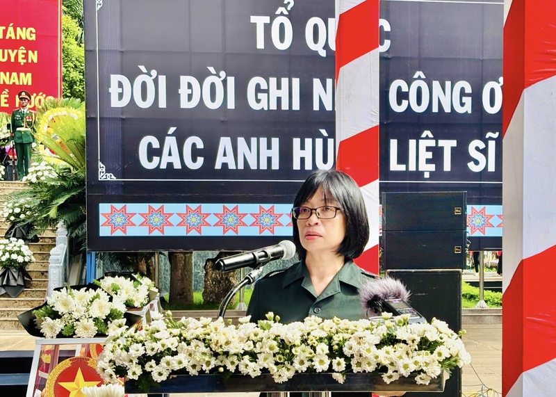 Phó Chủ tịch UBND tỉnh Gia Lai Nguyễn Thị Thanh Lịch đọc điếu văn tại buổi lễ. Ảnh: Ngọc Minh