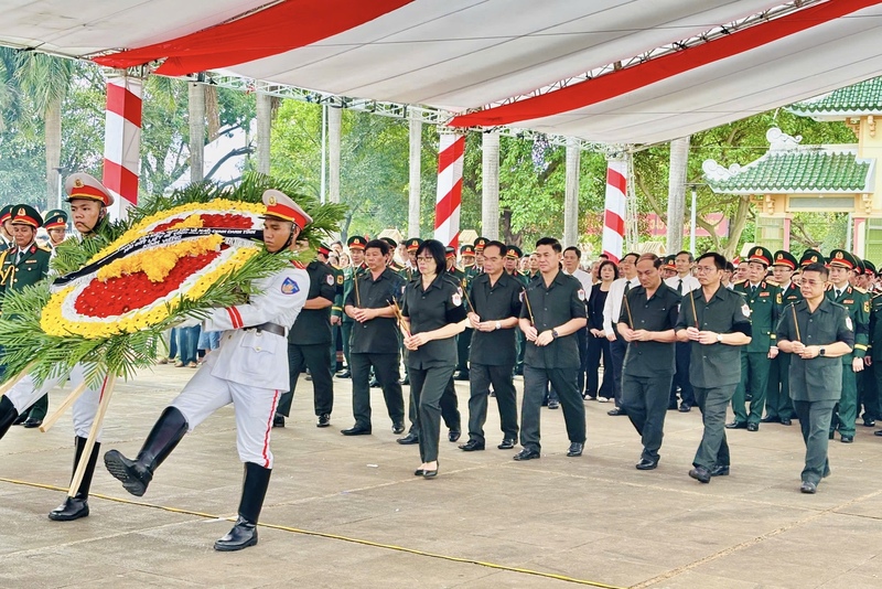 Lễ viếng, truy điệu và an táng 18 hài cốt liệt sĩ quân tình nguyện và chuyên gia Việt Nam hy sinh tại Campuchia trong các thời kỳ chiến tranh. Ảnh: Ngọc Minh