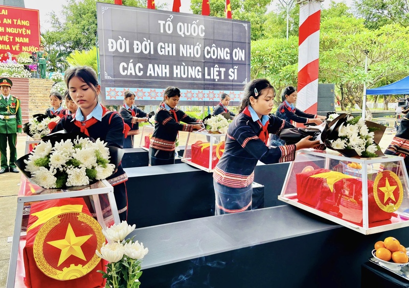 Các em học sinh dâng hoa tưởng niệm các liệt sĩ. Ảnh: Ngọc Minh