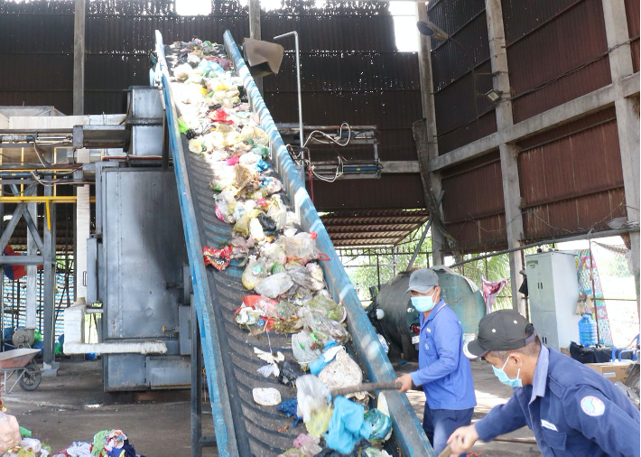 Việt Nam đang tích cực áp dụng công nghệ vào xử lý rác thải để có thể biến rác thành tài nguyên, hạn chế phát thải khí mê-tan.Nguồn ảnh: Tạp chí Thiên nhiên & Môi trường