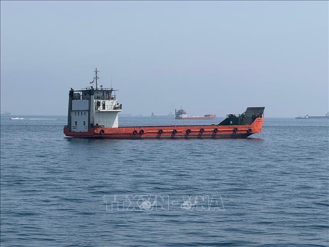 Tàu thương mại chờ đi qua eo biển Hormuz, gần thị trấn Khasab, Oman. Ảnh minh họa: THX/TTXVN
