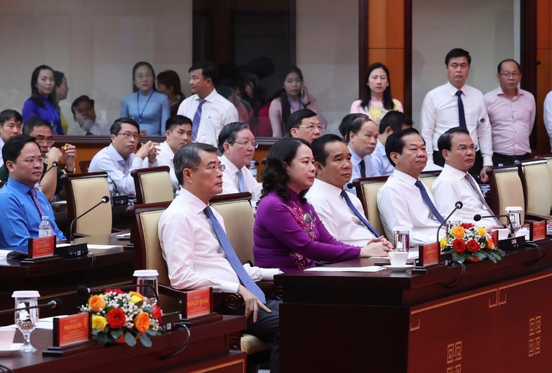Ủy viên Bộ Chính trị, Thủ tướng Chính phủ, Chủ tịch Hội đồng Thi đua - Khen thưởng Trung ương Lê Minh Hưng cùng các đại biểu tham dự lễ phát động Phong trào thi đua - Ảnh: VGP/Phương Nguyên