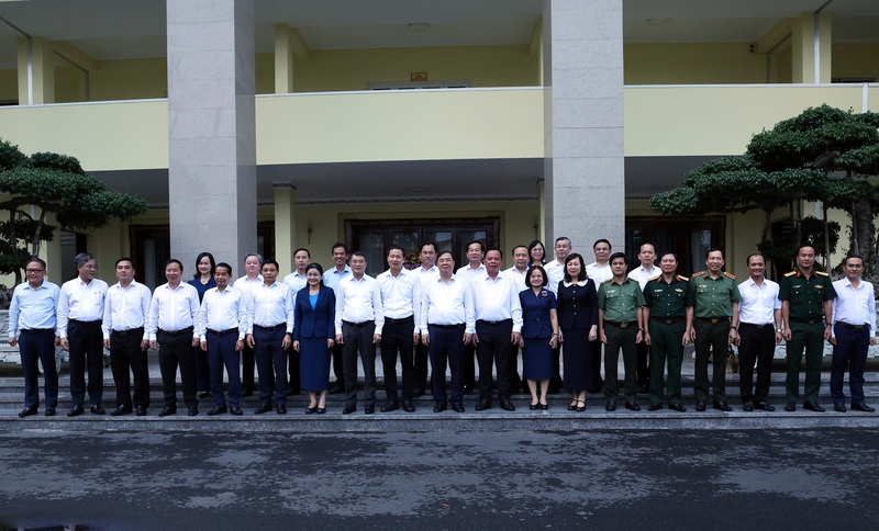 Thủ tướng Chính phủ Lê Minh Hưng và các đại biểu chụp ảnh cùng lãnh đạo TP. Đồng Nai - Ảnh: VGP/Phương Nguyên
