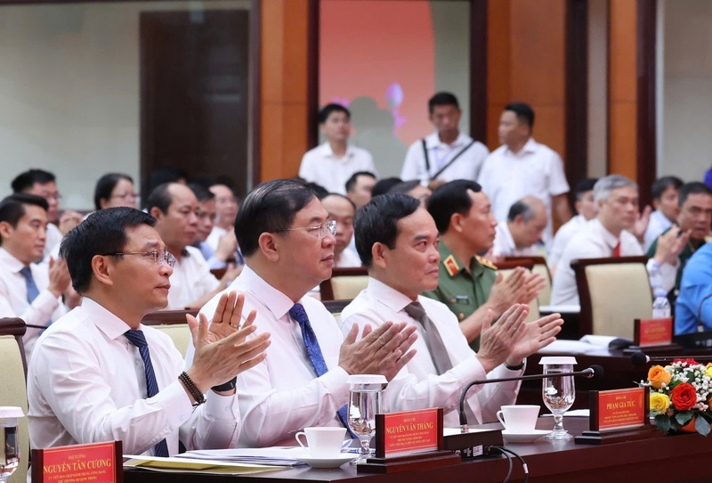 Đồng chí Phạm Gia Túc, Ủy viên Bộ Chính trị, Phó Thủ tướng Thường trực Chính phủ; đồng chí Trần Lưu Quang, Ủy viên Bộ Chính trị, Bí thư Thành ủy TP. Hồ Chí Minh và đồng chí Nguyễn Văn Thắng, Ủy viên Trung ương Đảng, Phó Thủ tướng Chính phủ tham dự lễ phát động Phong trào thi đua - Ảnh: VGP/Phương Nguyên