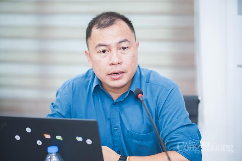 TS Tạ Ngọc Bình - Trưởng phòng Nghiên cứu Kinh tế đầu tư và Xây dựng số thuộc Viện Kinh tế xây dựng (Bộ Xây dựng) tham luận tại hội thảo.