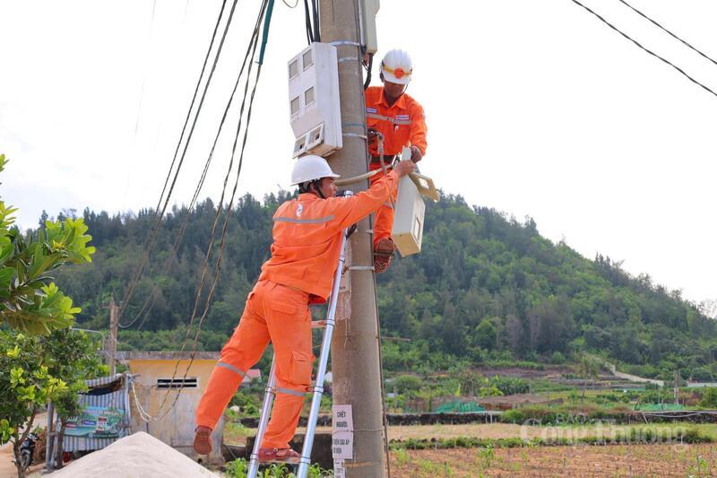 Lực lượng công nhân Điện lực Lý Sơn vẫn thường xuyên duy trì việc kiểm tra, giám sát hệ thống điện trên toàn địa bàn. Ảnh: Nguyễn Dương