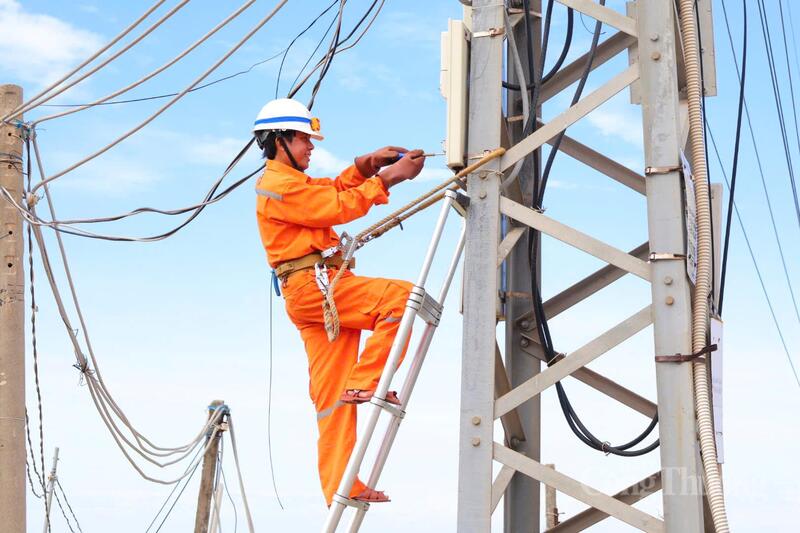 Điện lực Lý Sơn đang nỗ lực để đảm bảo vận hành an toàn, thông suốt trong mùa cao điểm du lịch. Ảnh: Nguyễn Dương