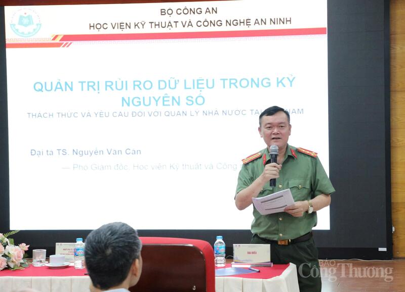 Đại tá, TS Nguyễn Văn Căn, Phó Giám đốc Học viện Kỹ thuật và Công nghệ An ninh trình bày tham luận tại hội thảo.