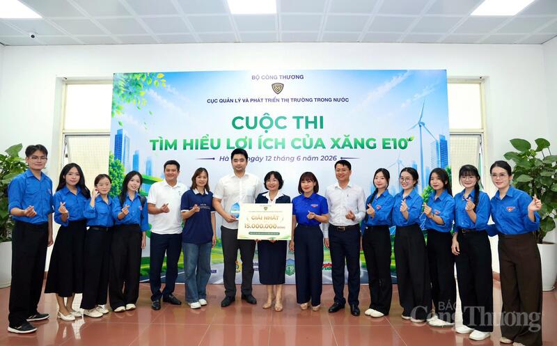 Đồng chí Nguyễn Ngọc Tâm, Phó Chánh Văn phòng Cục Quản lý và Phát triển thị trường trong nước, Bí thư Đoàn Thanh niên Bộ Công Thương, thành viên Tổ trọng tài cùng các đại biểu trao giải Nhất cho đội Đoàn Thanh niên Bộ Công Thương - UNETI. Ảnh: NT.