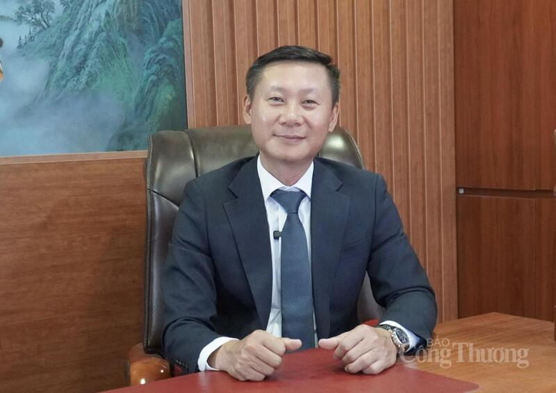 Luật sư Nguyễn Hồng Chung - Phó Chủ tịch thường trực kiêm Tổng Thư ký Liên Chi hội Tài chính Khu công nghiệp Việt Nam, Chủ tịch HĐQT DVL Ventures