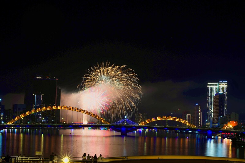 Tối 13/6, hai đội Tamaya Kitahara Fireworks (Nhật Bản), đại diện cho nghệ thuật Hanabi truyền thống nổi tiếng thế giới và Martarello Group S.L.R  (Ý), “huyền thoại sống” của DIFF với hai lần liên tiếp vô địch chính thức đối đầu. Ảnh: Diễm Phúc