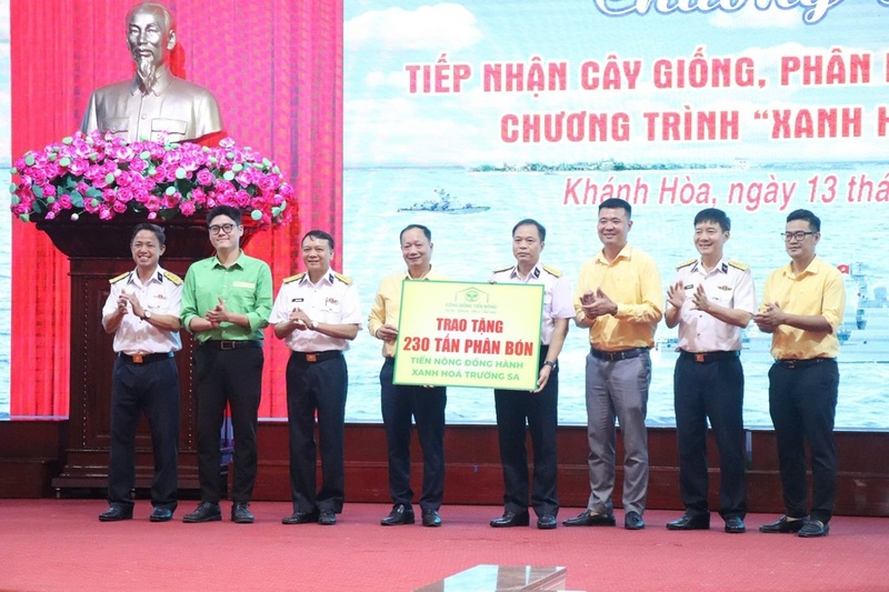 Đại diện Công ty Cổ phần Công Nông nghiệp Tiến Nông trao tặng 230 tấn phân bón cho chương trình “Xanh hóa Trường Sa”. Ảnh: Lê Duyên