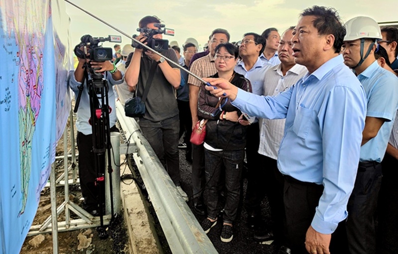 Bộ trưởng Bộ Xây dựng Trần Hồng Minh kiểm tra tuyến cao tốc Châu Đốc - Cần Thơ - Sóc Trăng. Ảnh: Anh Khoa.