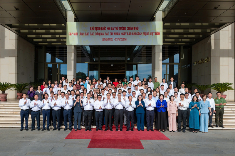 Chủ tịch Quốc hội và Thủ tướng Chính phủ chụp ảnh lưu niệm cùng các đại biểu. Ảnh: Quochoi.vn