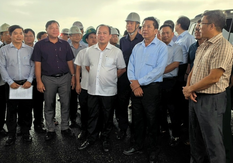 Ông Trần Hồng Minh - Bộ trưởng Bộ Xây dựng cùng đoàn công tác kiểm tra hiện trường các Dự án. Ảnh: Anh Khoa.