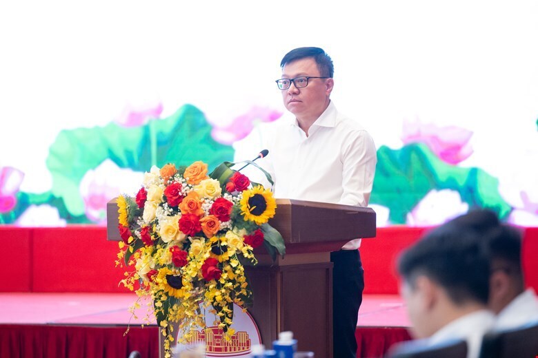 Ủy viên Trung ương Đảng, Tổng Biên tập báo Nhân dân Lê Quốc Minh, Phó trưởng Ban Tuyên giáo và Dân vận Trung ương, Chủ tịch Hội Nhà báo Việt Nam phát biểu tại buổi gặp mặt. Ảnh: Quochoi.vn