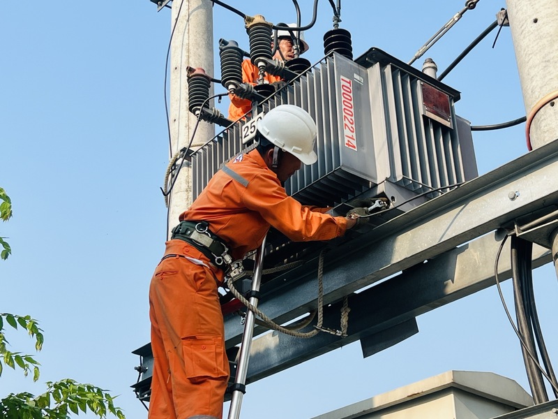 Không chỉ là một người thợ giỏi, trách nhiệm, anh Vĩnh còn là một "tuyên truyền viên" luôn nhắc nhở người dân sử dụng điện tiết kiệm và an toàn. Ảnh: Nguyễn Tuấn
