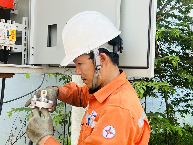 Anh Nguyễn Tiến Vĩnh gắn bó với màu áo cam gần 20 năm với bao niềm vui buồn với nghề và trên hết là trách nhiệm của người công nhân đảm bảo cung cấp điện ổn định, an toàn cho người dân. Ảnh: Nguyễn Tuấn