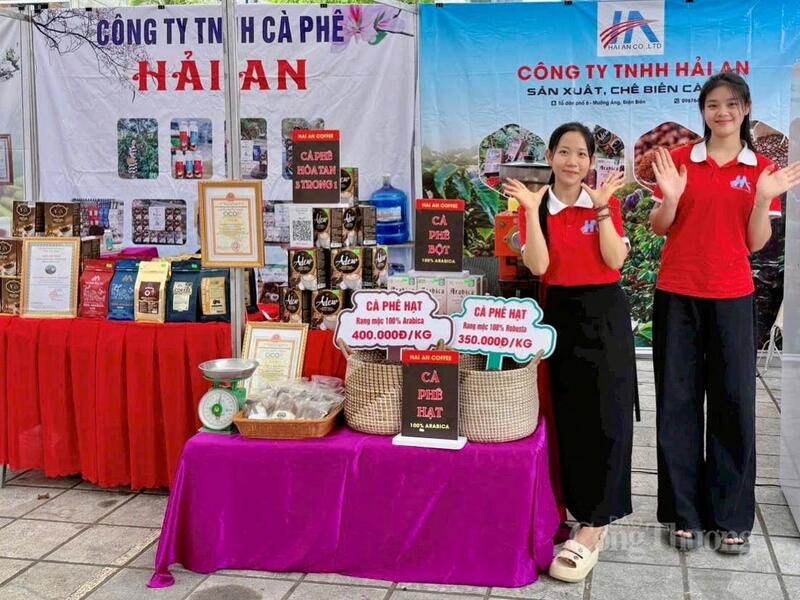 Cà phê Hải An (Mường Ảng, tỉnh Điện Biên) luôn hấp dẫn du khách tại Hội chợ.