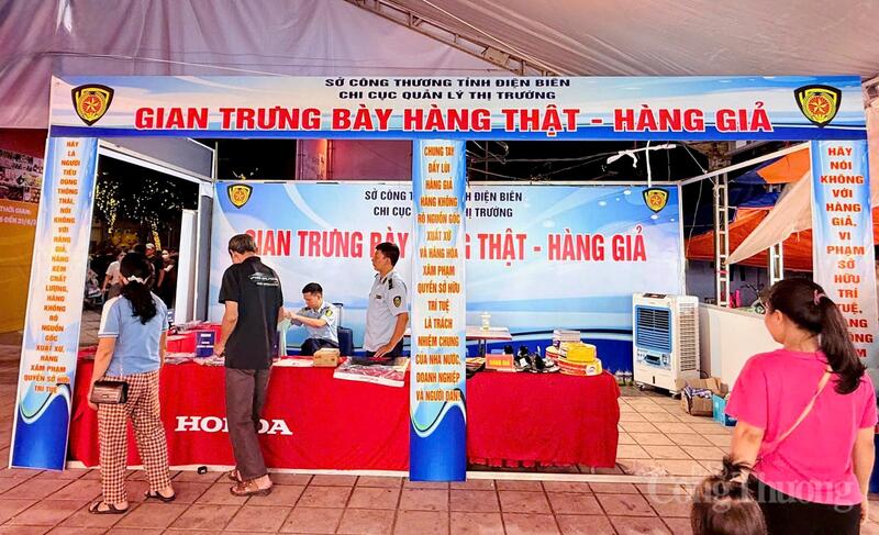 Khu vực trưng bày, nhận diện hàng thật - hàng giả do Chi cục Quản lý thị trường Sở Công Thương tỉnh Điện Biên tổ chức.