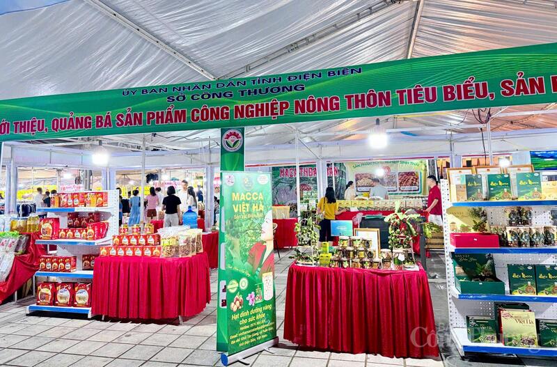 Với 230 gian hàng tại Hội chợ cùng sự tham gia của trên 150 doanh nghiệp, hợp tác xã, chủ thể OCOP và các tổ chức xúc tiến thương mại đã tạo nên không gian giao thương nhộn nhịp, góp phần quảng bá sản phẩm địa phương, thúc đẩy tiêu dùng hàng Việt.