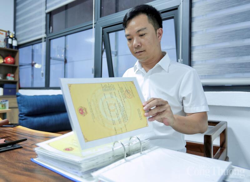Tệp hồ sơ lưu trữ dày cộp trên bàn làm việc của anh Nguyễn Hữu Thế là minh chứng cho hành trình kiên trì bảo vệ quyền sở hữu trí tuệ. Từ giấy chứng nhận đăng ký nhãn hiệu, bản quyền tác giả đến các thủ tục pháp lý liên quan. Ảnh: Ngô Nhung