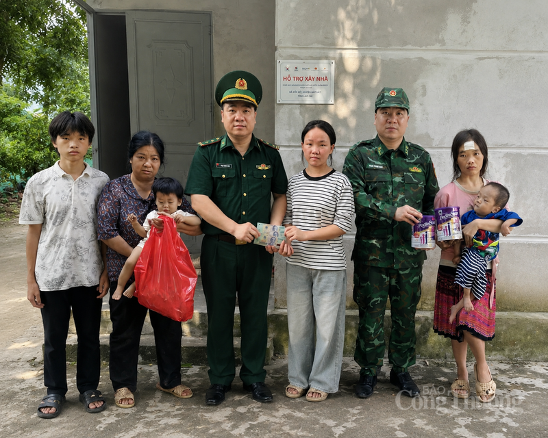 Cán bộ, chiến sĩ Đồn Biên phòng Trịnh Tường (Ban Chỉ huy Bộ đội Biên phòng Lào Cai) cùng các nhà hảo tâm trao những phần quà đến tay trẻ em khuyết tật, trẻ em mồ côi và các hộ gia đình có hoàn cảnh khó khăn.