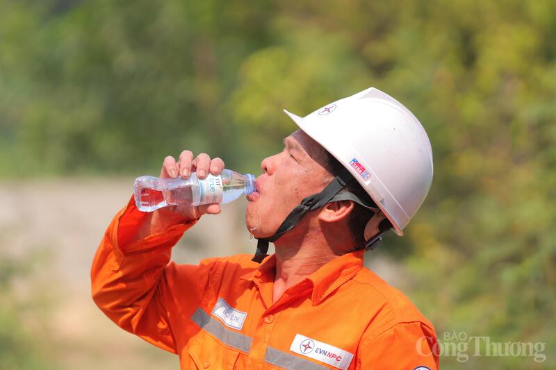 Ứng phó với đợt nắng nóng gay gắt kéo dài, Ban Lãnh đạo công ty đã chủ động triển khai đồng bộ nhiều giải pháp từ khâu tổ chức thi công, trang bị vật tư đến chăm lo đời sống tinh thần. Ảnh: Trọng Tùng