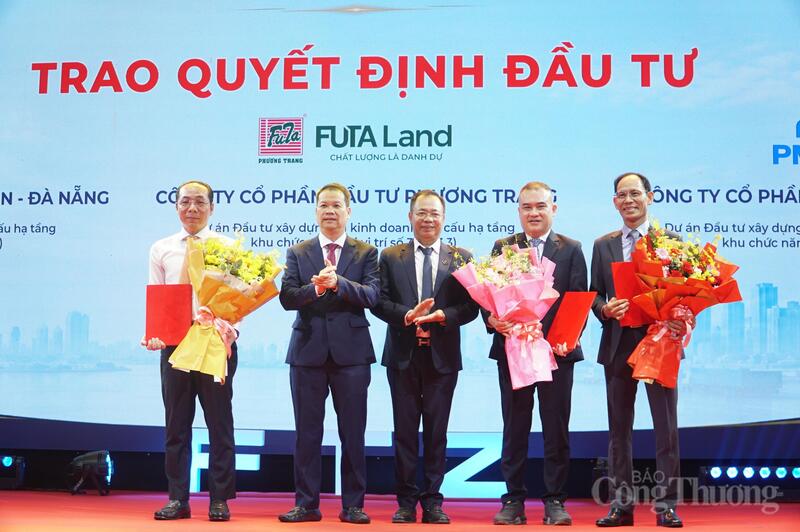TP. Đà Nẵng đã tìm được nhà đầu tư hạ tầng trong Khu thương mại tự do Đà Nẵng ở các vị trí số 2, số 3, số 4, số 5. Trong ảnh: Trao Giấy chứng nhận đăng ký đầu tư các dự án hạ tầng FTZ Đà Nẵng ở các vị trí số 2, số 3 và số 4 ngày 13/6