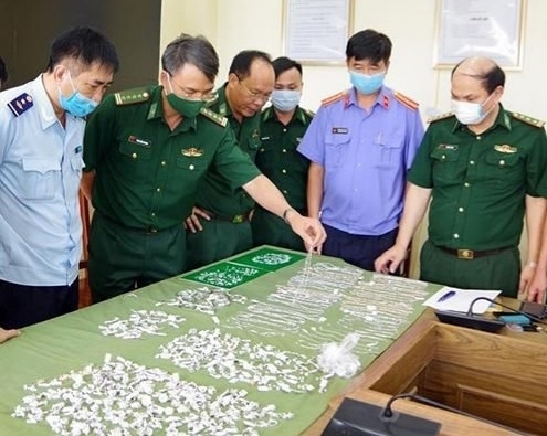 481 sản phẩm trang sức là vòng, nhẫn, dây chuyền, hoa tai, mặt dây chuyền; 406 viên + 1354 mảnh nhỏ kim cương nhập lậu bị Bộ đội Biên phòng Hải Phòng phát hiện và bắt giữ năm 2021. (Ảnh: Bảo vệ Pháp luật)