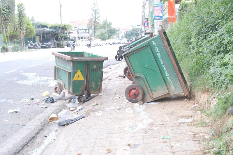 Các thùng rác đã được thu gom. Ảnh: Lê Sơn