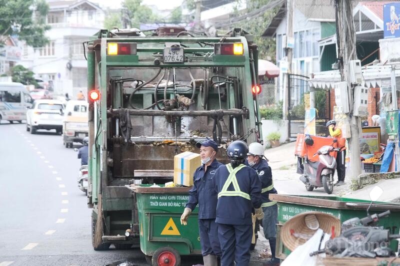 Tiến hành thu gom rác tại đường Hai Bà Trưng, phường Cam Ly - Đà Lạt. Ảnh: Lê Sơn