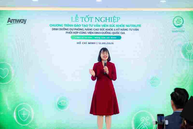 Bà Nguyễn Thị Lệ Uyên, Giám đốc Kinh doanh và Huấn luyện toàn quốc Amway Việt Nam phát biểu tại buổi lễ.