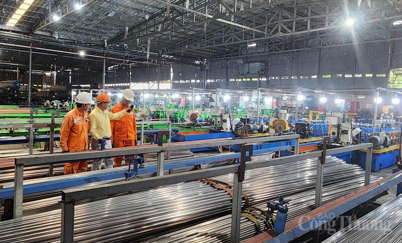 Nhân viên ngành điện TP. Hồ Chí Minh tăng cường tuyên truyền, vận động thực hiện sử dụng điện an toàn, tiết kiệm đến người dân, doanh nghiệp.