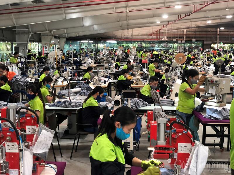 Ngành dệt may đang phải đối mặt với những yêu cầu ngày càng khắt khe từ các thị trường quốc tế về phát thải, truy xuất nguồn gốc, sử dụng vật liệu tái chế và trách nhiệm môi trường. Ảnh: Vân Anh