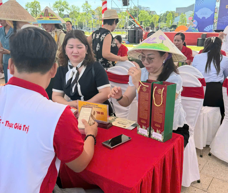Kết nối giao thương trực tiếp giữa doanh nghiệp với doanh nghiệp, doanh nghiệp với nhà phân phối. Ảnh: Nguyễn Tuấn