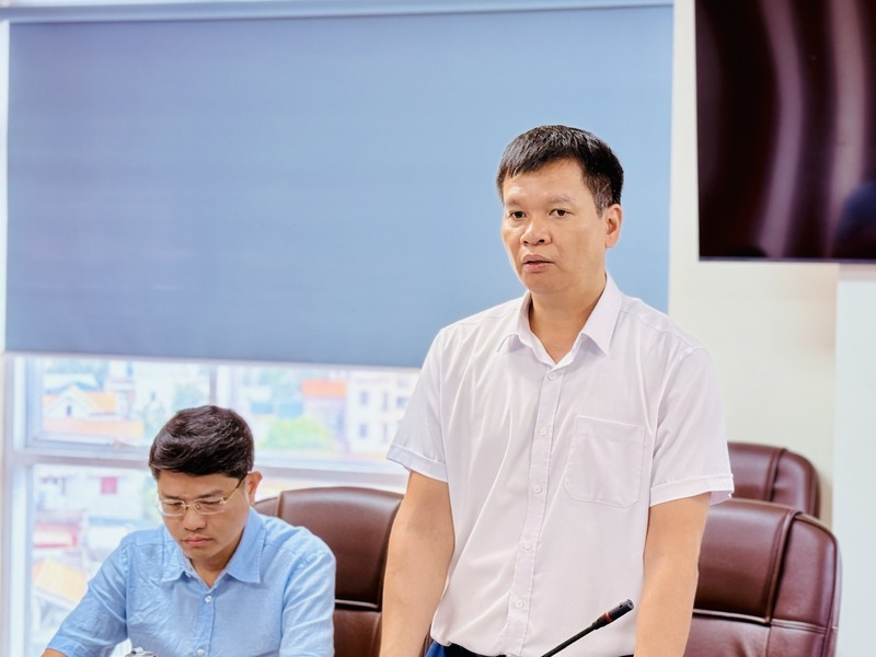 Ông Đỗ Trung Kiên - Giám đốc Công ty ông Đỗ Trung Kiên - Giám đốc Công ty Nhiệt điện Uông Bí báo cáo với Đoàn công tác về tình hình sản xuất điện mùa khô.
