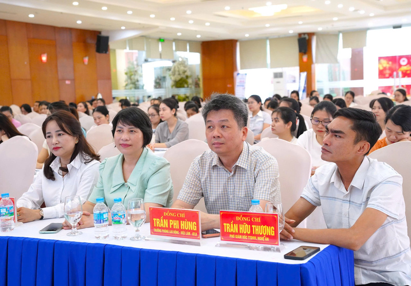 Các đại biểu quan tâm, lắng nghe các vấn đề trao đổi. Ảnh: Mai Liễu