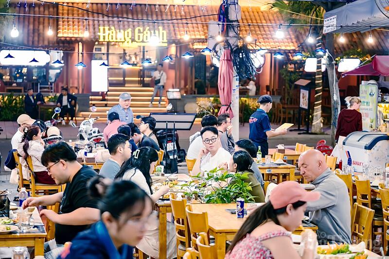 Các nhà hàng, quán ăn tại khu phố du lịch An Thượng kéo dài thời gian phục vụ để đáp ứng lượng khách tăng cao trong mùa pháo hoa. Ảnh: Diễm Phúc