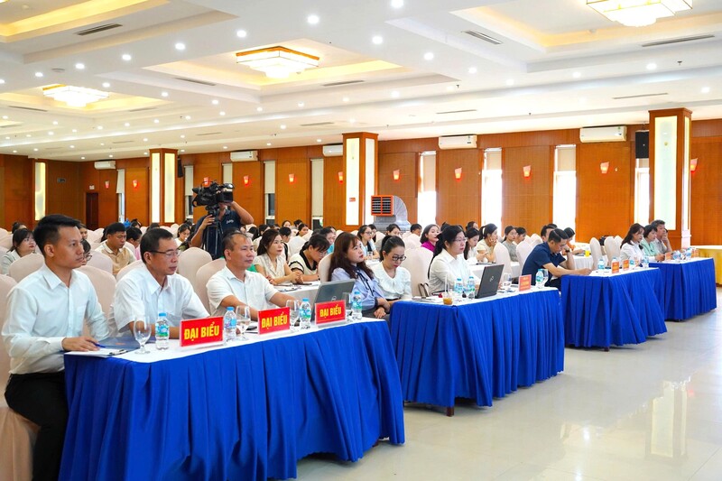Chương trình có sự tham gia của đại diện Cục Việc làm (Bộ Nội vụ), lãnh đạo Sở Nội vụ, BHXH tỉnh, Trung tâm Dịch vụ việc làm Nghệ An; đại diện các phường: Trường Vinh, Thành Vinh, Vinh Hưng, Vinh Phú, Vinh Lộc, Cửa Lò cùng 100 doanh nghiệp trên địa bàn tỉnh. Ảnh: Mai Liễu