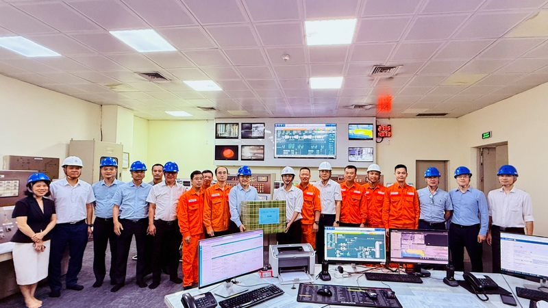 Đoàn công tác EVNGENCO1 đã thăm hỏi, động viên và tặng quà cho cán bộ công nhân viên tại Phân xưởng Vận hành và Phân xưởng Nhiên liệu.
