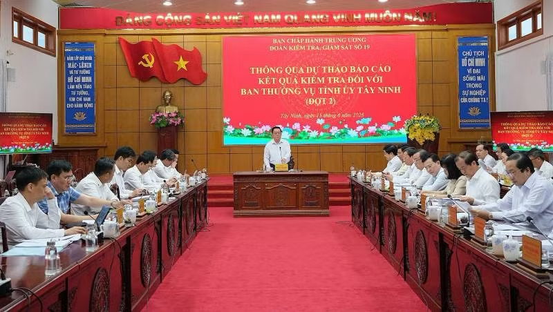 Đại tướng Nguyễn Trọng Nghĩa, Ủy viên Bộ Chính trị, Bí thư Trung ương Đảng, Chủ nhiệm Tổng cục Chính trị Quân đội nhân dân Việt Nam chủ trì hội nghị.