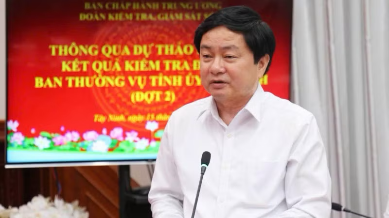 Ủy viên Trung ương Đảng, Bí thư Tỉnh ủy Tây Ninh Nguyễn Văn Quyết báo cáo kiến nghị với đoàn.