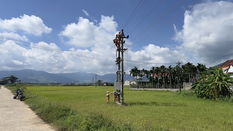 Công ty Điện lực Quảng Ngãi đã huy động lực lượng tập trung thi công, đóng điện hàng loạt công trình nâng cấp lưới điện trước thời điểm cao điểm mùa khô. Ảnh: PC Quảng Ngãi