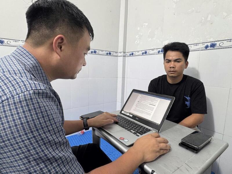 Đối tượng Nguyễn Chí Thanh (áo đen) làm việc với lực lượng chức năng. Ảnh: Công an Hà Tĩnh