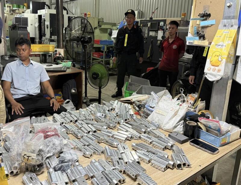 Võ Thành Tài (áo trắng), giám đốc Công ty cơ khí CNC MASTER TECH bị bắt. Ảnh: Công an Hà Tĩnh
