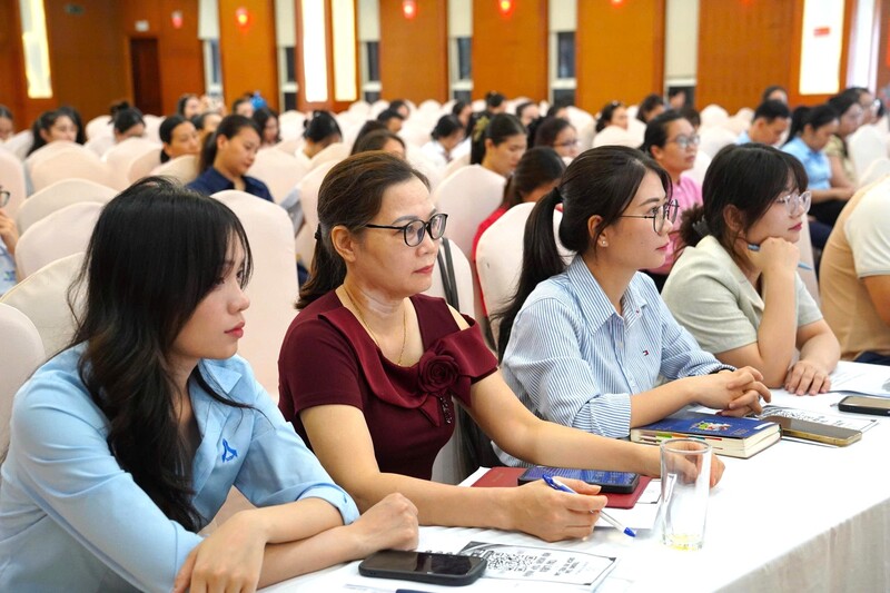 Các nội dung trao đổi, giải đáp, hướng dẫn thiết thực, ý nghĩa, là những vấn đề sát sườn đối với cán bộ phụ trách lĩnh vực lao động, tiền lương, BHXH. Ảnh: Mai Liễu
